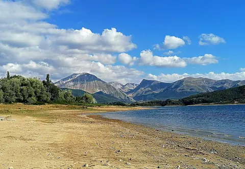 The shore of Lake Campotosto
