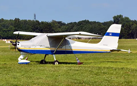 Un ultraleggero Tecnam P92 su una pista in erba
