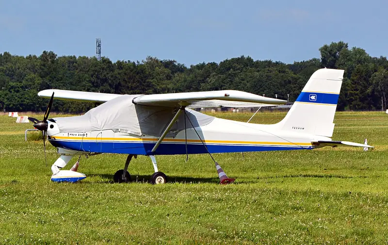 Un ultraleggero Tecnam P92 su una pista in erba