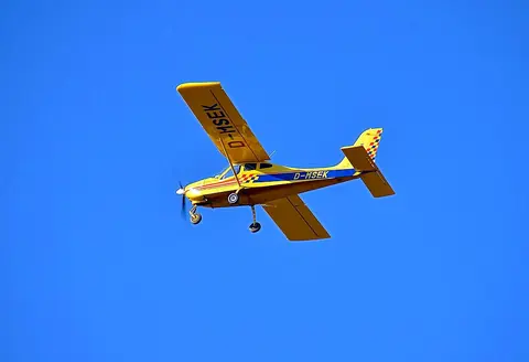 Un ultraleggero Tecnam P92 in volo