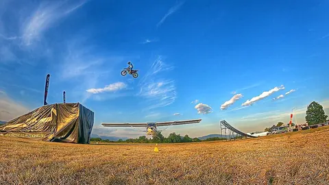Volo in paramotore sopra la campagna