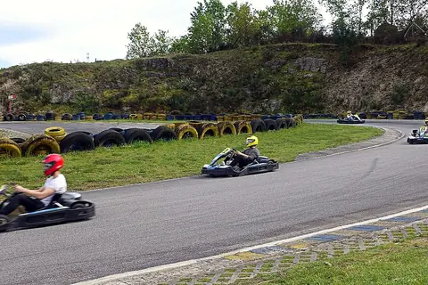 Kart in pista su un circuito